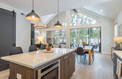 Roslyn House | Welcome to 121 Panorama Drive in the Cabin at the Farm neighborhood.
