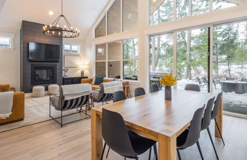 Roslyn House | Welcome to 121 Panorama Drive in the Cabin at the Farm neighborhood.