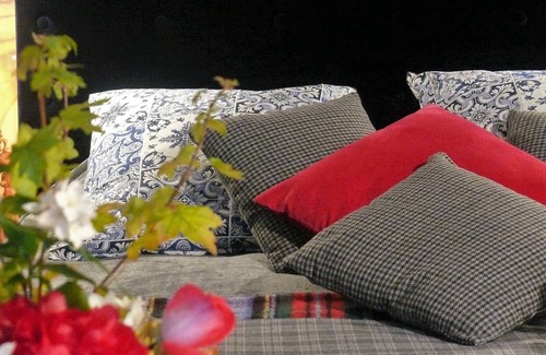 Muidorge House | Welcome to 2, a unique guest house in the colors of the imagination