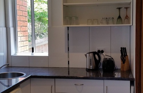 Alexandra Headland Apartment | Welcome to a Tranquil & Private Space~Self-Contained Oasis with Modern Comfortsn