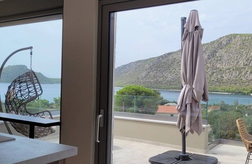 Loutraki Apartment | Welcome to a world of summery repose, where style and beauty coexist in harmony.