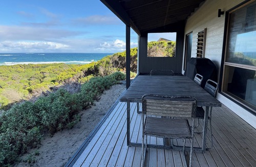 Nugara Cabin | Welcome to Admiral Cabin, a luxurious off-grid retreat on King Island, Tasmania.
