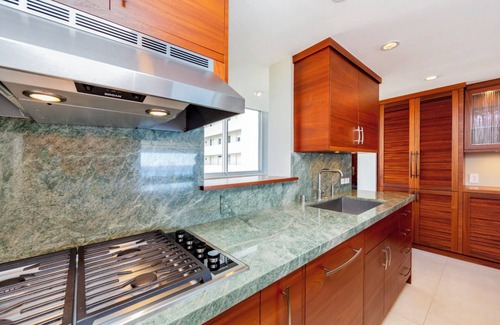 Diamond Head - Kapahulu - St. Louis Condo | Welcome to Colony Surf #1101. A Beautiful Oceanfront Condo On The Beach!