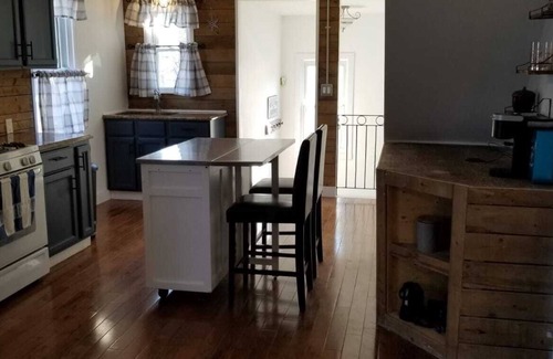 Trenton Cottage | Welcome to Hari's Hideaway!