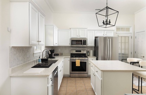 McCalla House | Welcome to Healing House, a charming 3-bedroom house with WiFi, AC, free parking