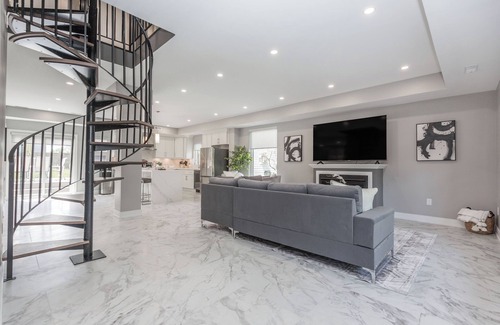 Innisfil House | Welcome to Lake House by Lis, where stunning lake views and serene sunsets await