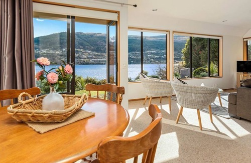 Kelvin Heights Cottage | Welcome to Lakefront Cottage