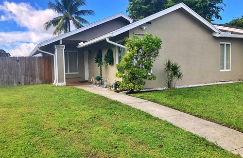Royal Palm Beach House | Welcome to Lazy Palms! A lake front home in West Palm Beach.