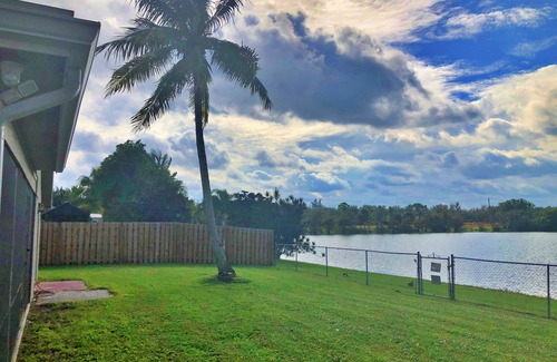 Royal Palm Beach House | Welcome to Lazy Palms! A lake front home in West Palm Beach.