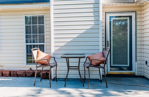 Warner Robins House | Welcome to Mom's house/King bed/Pet friendly