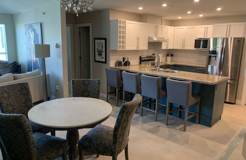 Cultural District Condo | Welcome to Paradise - 5 mins from the beach