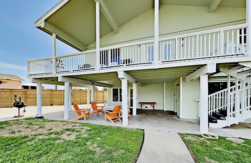 City-by-the Sea House | Welcome to The Lazy Bay | Canal Front Home with Boat Dock