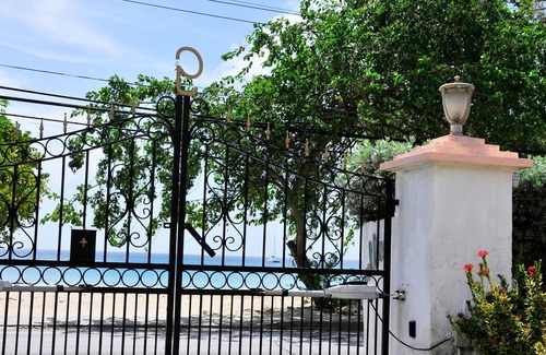 Reeds Bay House | Welcome to the unpretentious and breezy Graceville, steps away from the beach