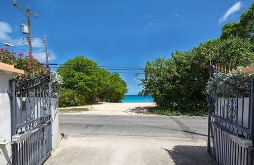 Reeds Bay House | Welcome to the unpretentious and breezy Graceville, steps away from the beach