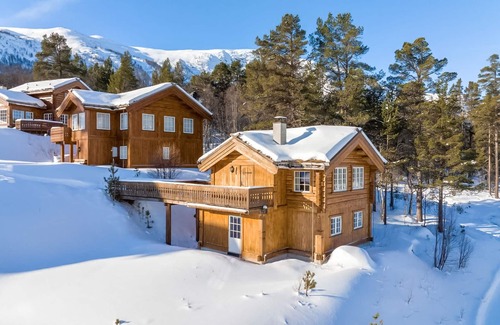 Hol House | Welcome to this cozy and rustic cottage in Skibyen and South Dalen!