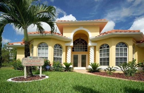 Jacarandas House | Welcome to Villa Pelican Bay, great location, pool, free WIFI