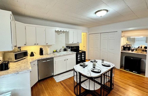Manchester Apartment | Welcome to Walnut Oasis, a historic apartment home located in the North End!