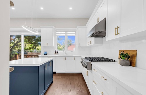 Bronte House | Welcome to Your Comfort Retreat by the Lake