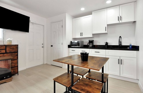 Daytona Beach Shores Hotel | Welcome to your cozy retreat in Daytona Shores, just steps from the Atlantic Ocean. Perfect for solo travelers or couples, this comfy motel studio offers easy beach access and is surrounded by great local restaurants and cafés.