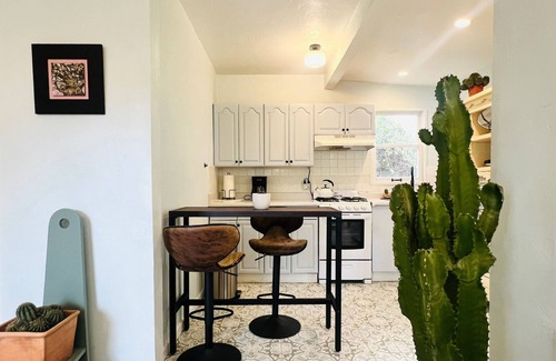 Laguna House | Welcoming 1-bedroom CasaLuna in Santa Barbara- Pet-Friendly