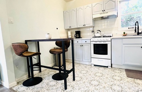 Laguna House | Welcoming 1-bedroom CasaLuna in Santa Barbara- Pet-Friendly