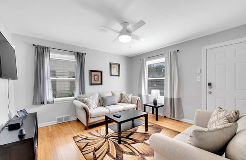 Royal Oak House | Welcoming Bungalow Woodward DT Royal Oak Zoo