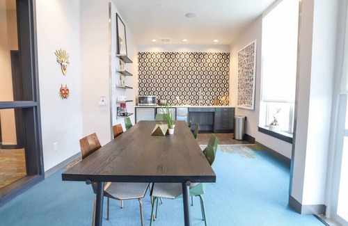 River North Art District Apartment | Welcoming Studio in Rino