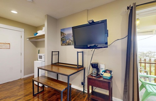 Lincoln City Apartment | Welcoming Studio with Ocean View & Nearby Beach Access - Dogs OK