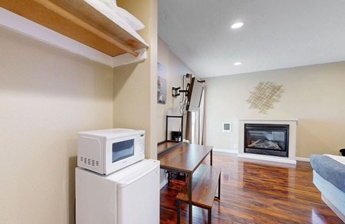 Lincoln City Apartment | Welcoming Studio with Ocean View & Nearby Beach Access - Dogs OK