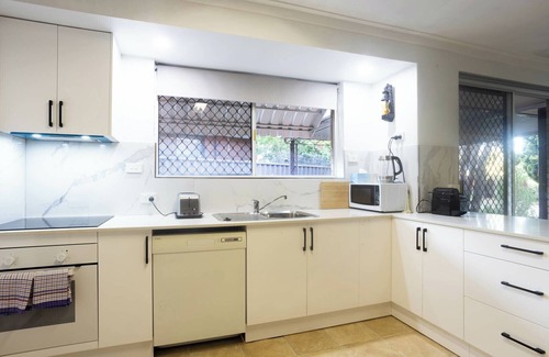 Jolimont Apartment | Well equipped 3BR Home with Backyard and Patio!