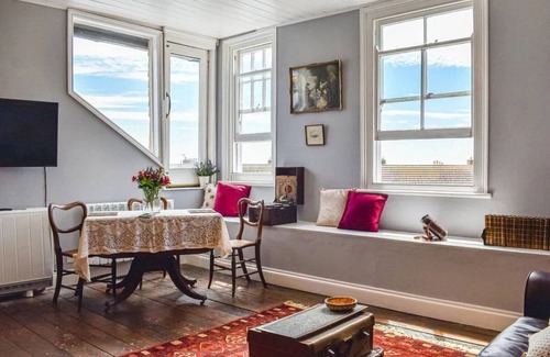 Old Town Hastings House | WELLESLEY’S RETREAT - Romantic luxury High Street apartment