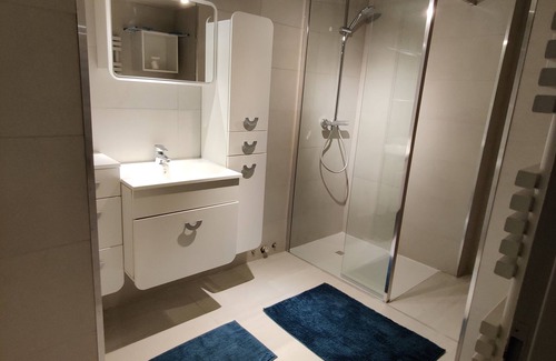 Wenduine Apartment | Wenduine apartment 2 bedroom seawall, prime location.