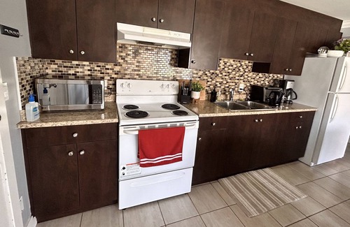 Guildford House | West coast Getaway 2 bedroom 1 bath