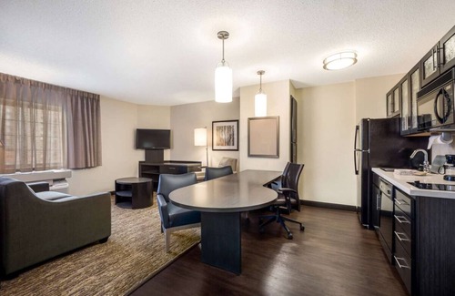 West Des Moines Resort | West Des Moines Getaway! 4 Spacious Units, Fully-equipped Kitchen, Pets Allowed!