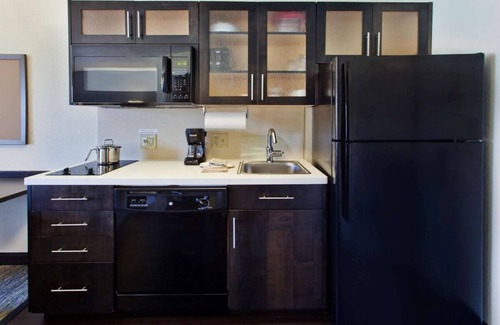 West Des Moines Resort | West Des Moines Getaway! 4 Spacious Units, Fully-equipped Kitchen, Pets Allowed!