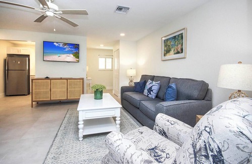 Tradewinds Cottage | West End Paradise Unit Fish 6 - One bedroom suite w/water views