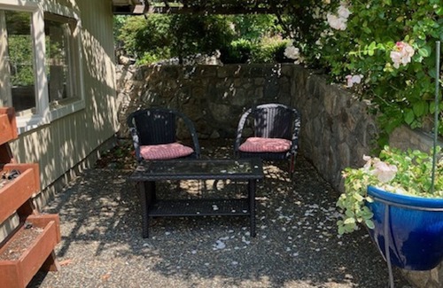 North Saanich Cottage | West facing Oceanfront cottage, 1 bedroom ; 4 kms from Victoria Int. Airport