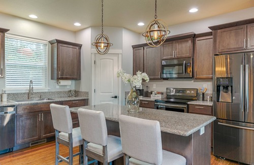 West Salem House | West Hills Getaway - prime location, amazing views