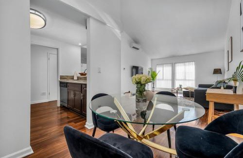 Beverly Grove Apartment | West Hollywood PentHouse with Pool!