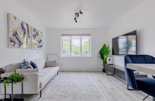 Hounslow Central Apartment | West London - Easy London Underground Access