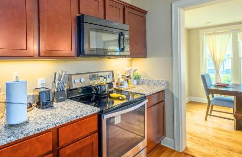 Eastside House | Westcott 2BR 3 Bed Apt in Mansion mins to SU JMA Dome