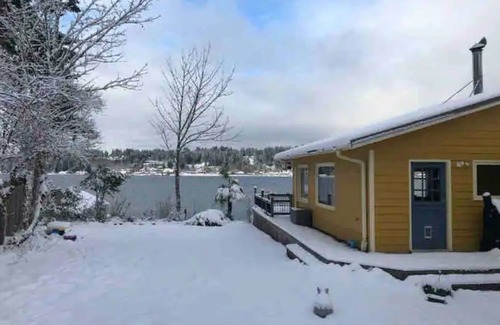 Victor House | Western facing waterfront property - kids and pets welcome!