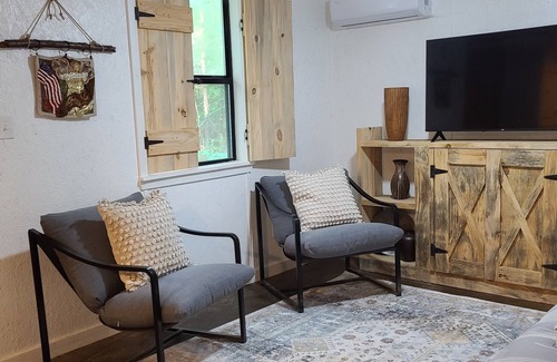 Mineola Cabin | Western Style Bank in the East Texas Piney Woods - Rustic Trails Texas LLC