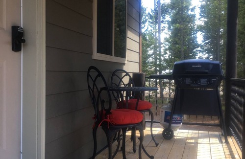 West Yellowstone House | Western themed Cabin in Quiet neighborhood - 1 mile to Yellowstone Park!