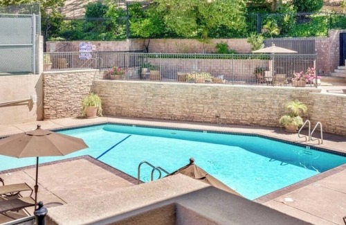 Westlake Village Apartment | Westlake Luxury 2BR.20% Off +Pool View +Welcome Champagne, Massage Chair Getaway