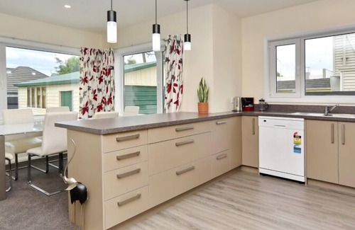 Saint Albans House | Weston Villa - Contemporary, Renovated and Spacious