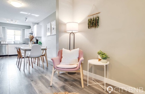 North Central Edmonton House | Westwood. Sleeps 8. Central. 1GB Fiber Optic. A/C