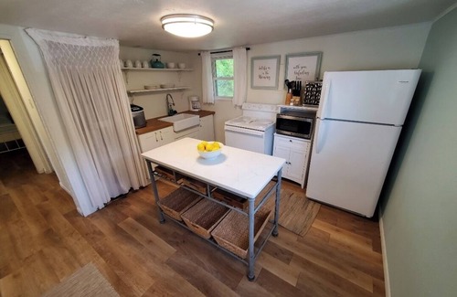 Palo Pinto County Cottage | Wet Feet Retreat! Lake front cabin in quiet cove.