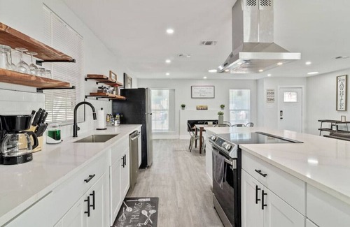 Jefferson House | WeWelcome you to our 4 Bed 2 Full Bath Duplex