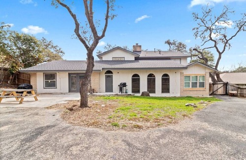 Whispering Oaks House | WeWelcome you to our Suburban Luxury Apartment